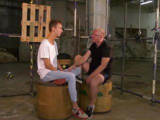 bdsm gaysex mit dem muskulösen behaarten gay boy