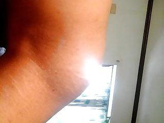 er bereitet ihm einen schwanz vor