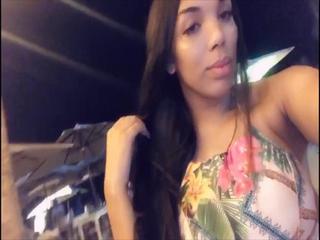 Eine Shemalehure auf der Stra&szlig;e die nach Kunden und Spass ausschau h&auml;lt