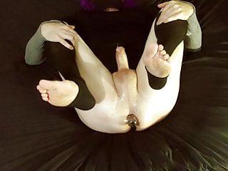 Geile Transe masturbiert ihren Arsch und spritzt ab