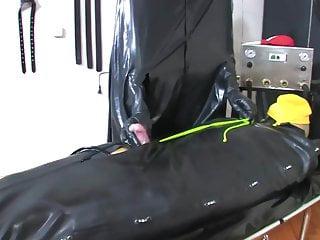 shemale in latex wird im pool gefickt