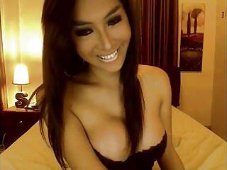 sexy asiatische transe zeigt sich vor der cam