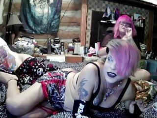 Die Transe fickt den Arsch ihres Mannes mit einem Strapon